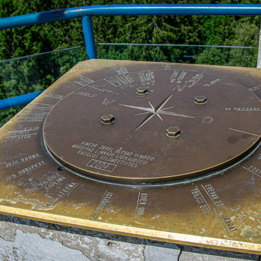 Kuvassa on kompassi Ison Munamäen näköalatornissa Viron Võrumaalla.