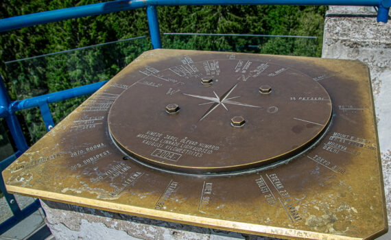 Kuvassa on kompassi Ison Munamäen näköalatornissa Viron Võrumaalla.